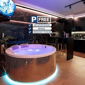  Apartment Jacuzzi Glass-house Station